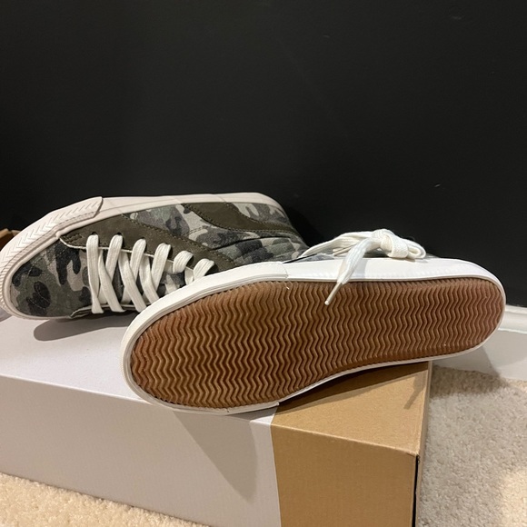 New in box Maurice’s Woman’s Sneakers. Size 8 - Picture 7 of 7